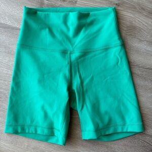 Lululemon Biker Shorts Green Size 4
6" inseam
